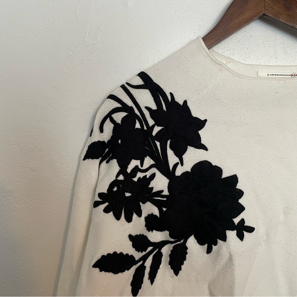 Anthropologie White Mock Neck Sweater embroidered appliqué Floral Accent size XL - Picture 2 of 3